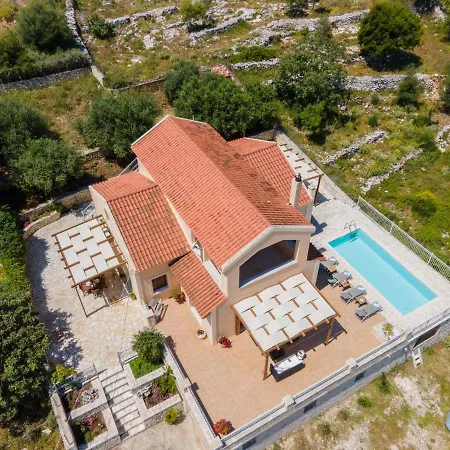 Guiscardos Luxury Villa *