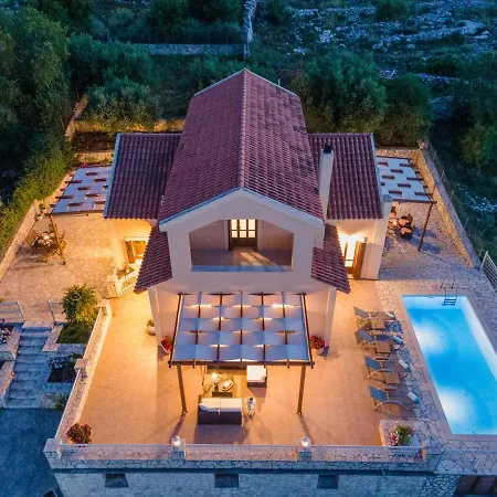 Guiscardos Luxury Villa *