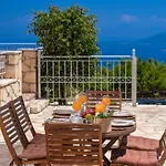 Guiscardos Luxury Villa *